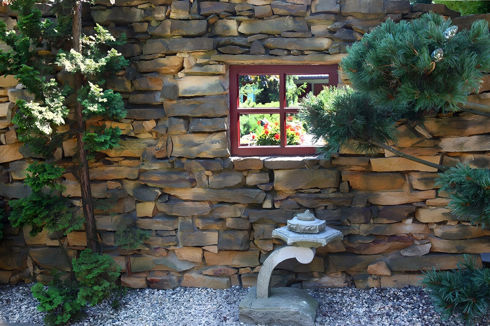 TPES94419: Muro de piedra y ventana roja al sol