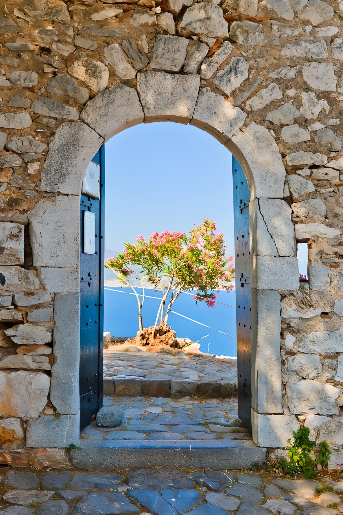 TPES86644: Arco de piedra con puertas azules