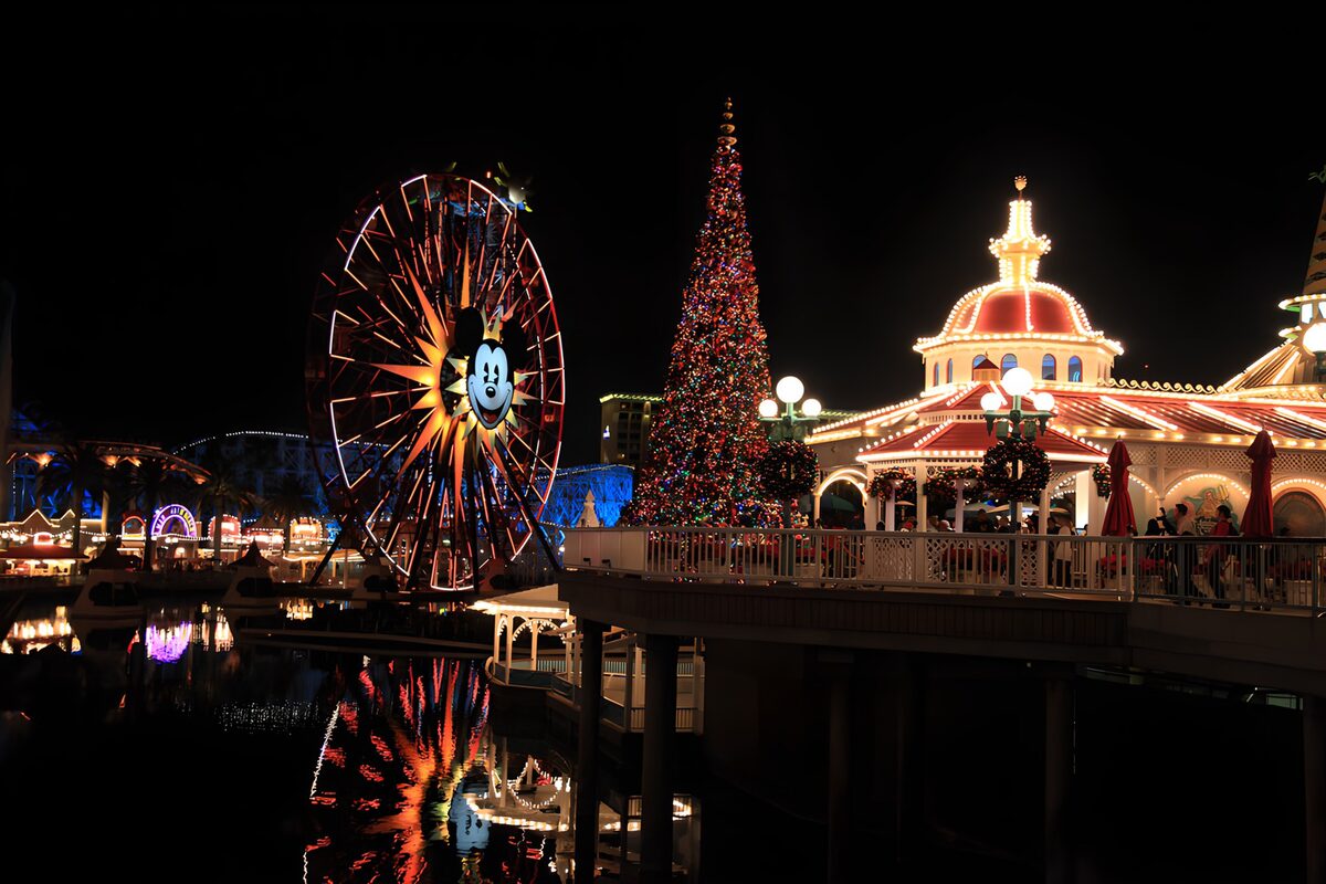 TPES64077: Noria y luces de Navidad junto al agua
