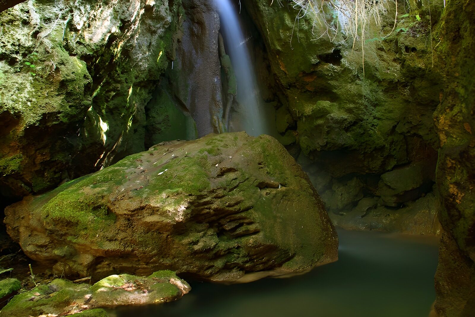 TPES78855: Cascada entre rocas a la sombra