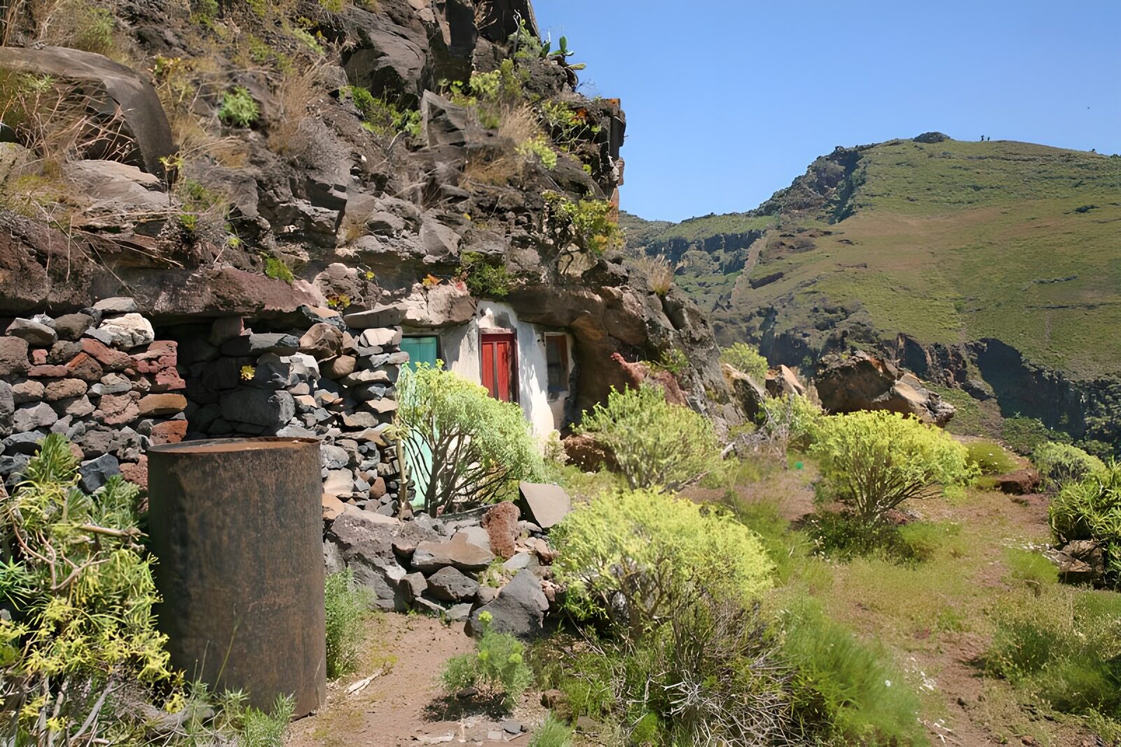 TPES13454: Casa cueva en la ladera soleada