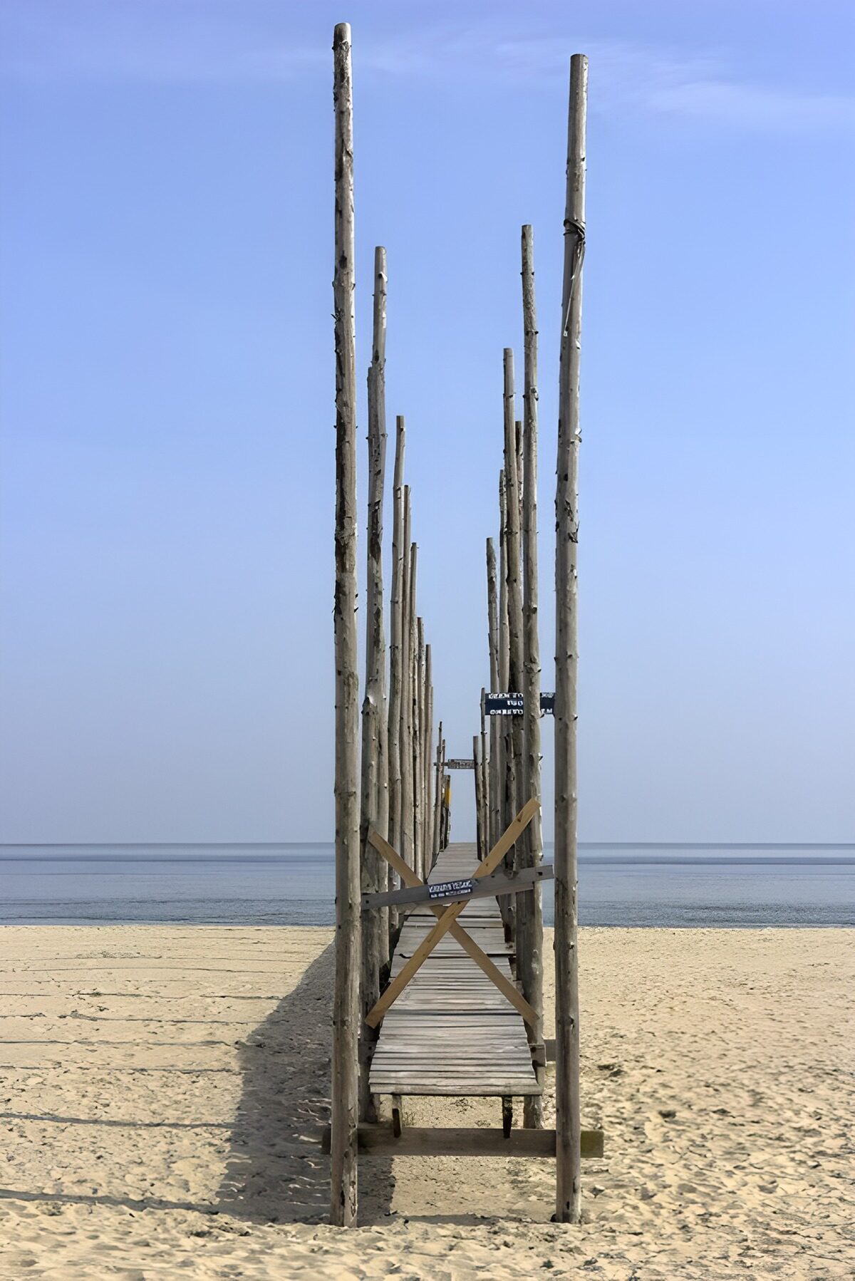 Embarcadero de madera junto al mar