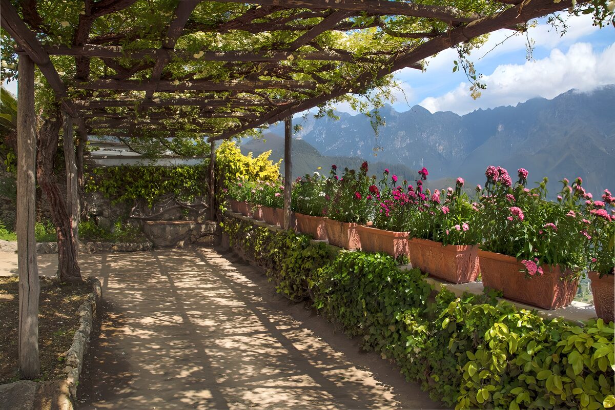 Terraza con pérgola y vistas a la montaña